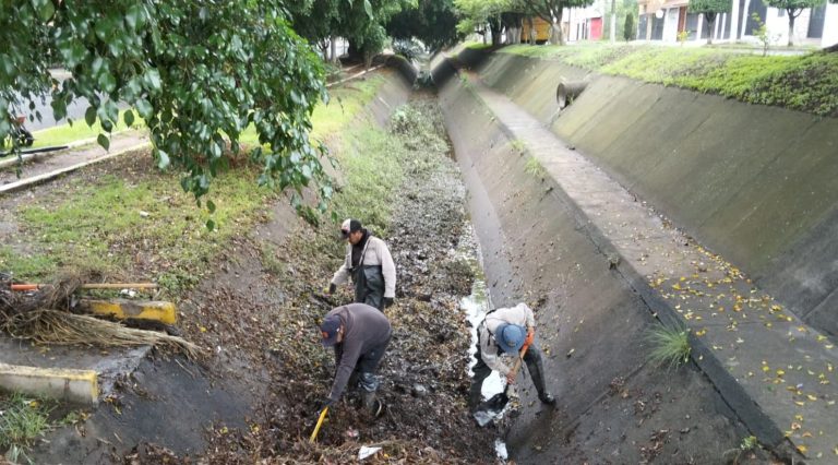 Realiza ayuntamiento limpieza preventiva en canal Fray Antonio de San Miguel