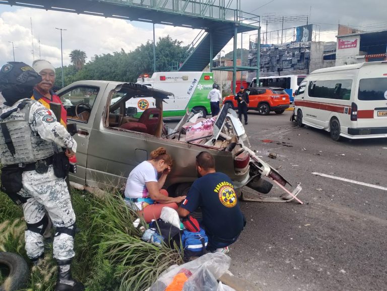 Choque entre combi y camioneta deja un lesionado frente a la TAM