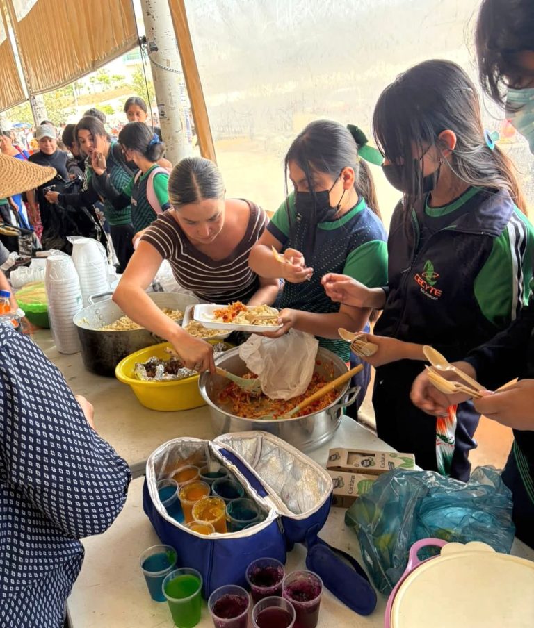 Estudiantes del Cecytem Capula llevan apoyo a familiares de pacientes hospitalizados