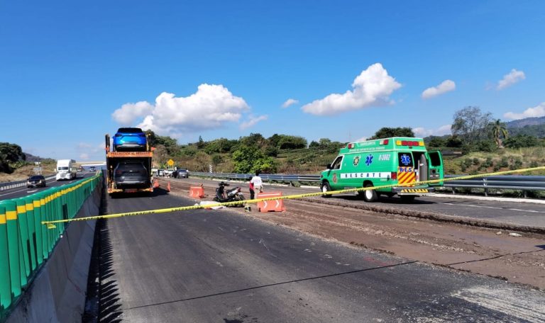 Joven motociclista muere arrollada por camión nodriza, en la autopista Siglo XXI