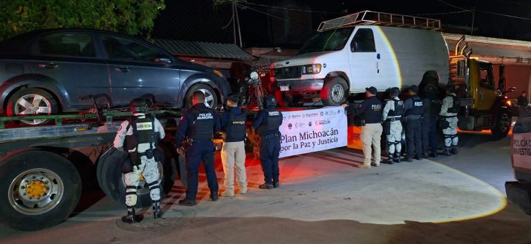 Aseguran vehículos y motocicleta robados, al catear autolavado, Uruapan