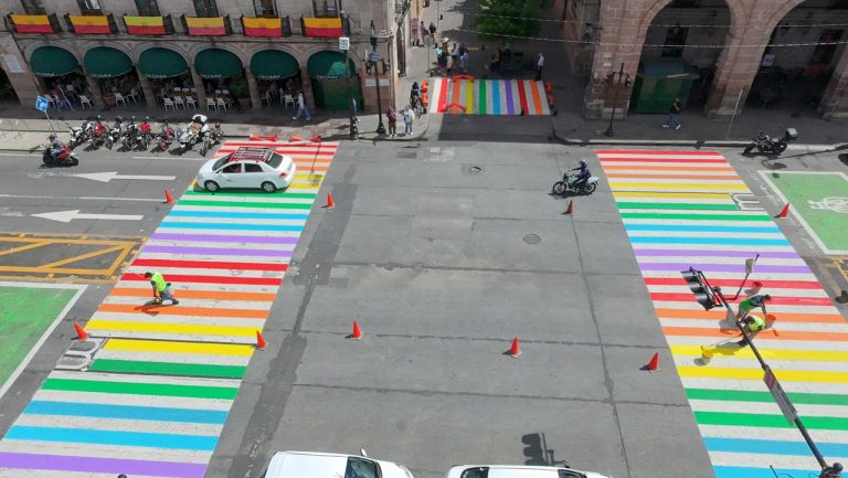 Realizan balizamiento con temática «Pride» en avenida Madero