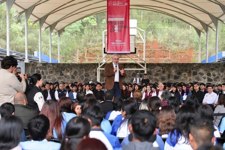 Más de 55 mil estudiantes en Michoacán reciben apoyo para el transporte, asegura gobernador