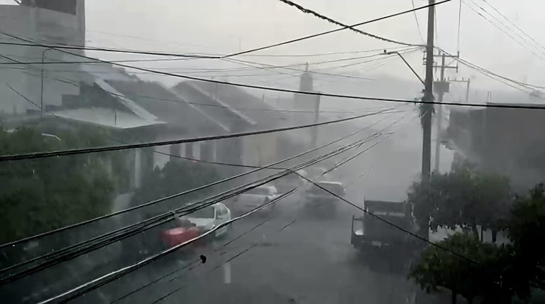 Aguacero, rayos y fuertes vientos, en Uruapan