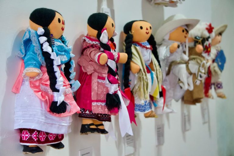 Secum inaugura muestra de muñecas Lelé inspiradas en las tradiciones de Michoacán