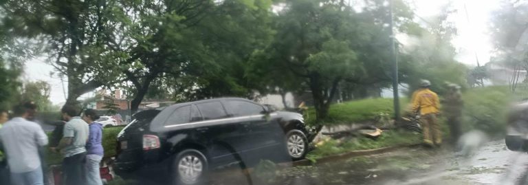 Camioneta choca contra árbol en el Libramiento Norponiente de Morelia