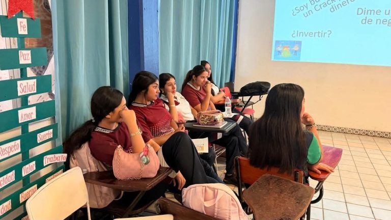 Cecytem San Lucas fortalece proyectos de emprendimiento con taller de innovación
