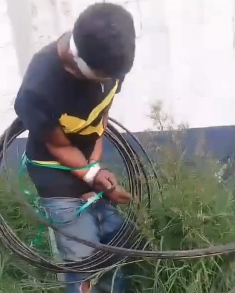 Vecinos golpean y amarran a un poste, a presunto ladrón en Uruapan
