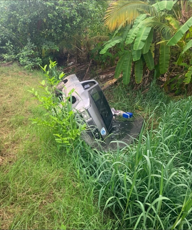 Hallan a dos hombres muertos dentro de camioneta volcada, en Lázaro Cárdenas