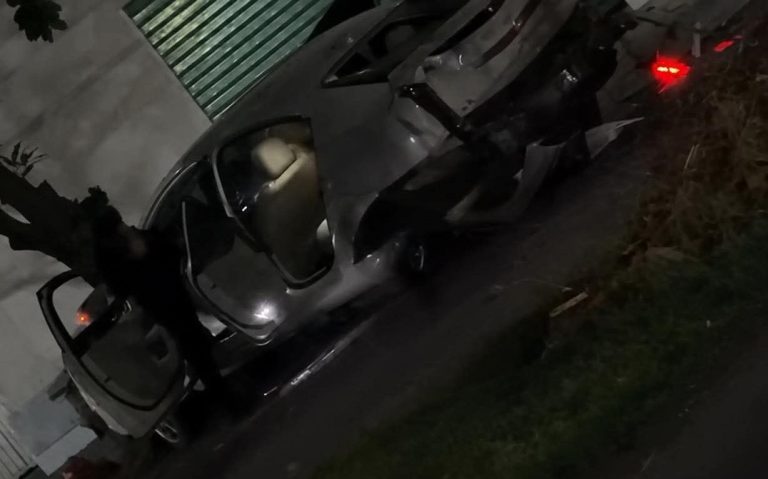 Persecución y balacera termina con aun auto chocado, en Apatzingán