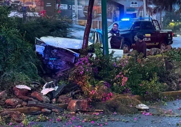 Se registra choque de camioneta contra árbol en el Libramiento Sur de Morelia
