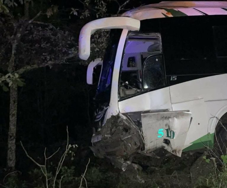 Autobús y vehículo particular protagonizan choque en la carretera Quiroga-Zacapu