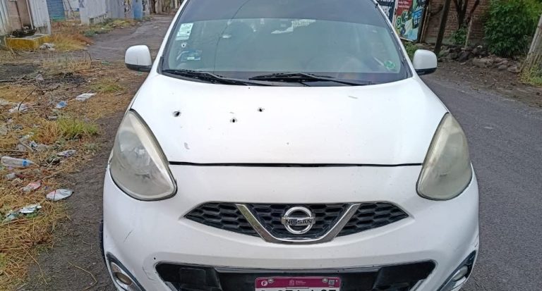 Localizan taxi baleado en Apatzingán