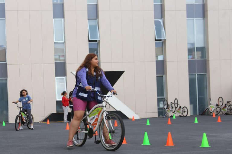 La Biciescuela hace pedalear a trabajadores municipales y ciudadanía