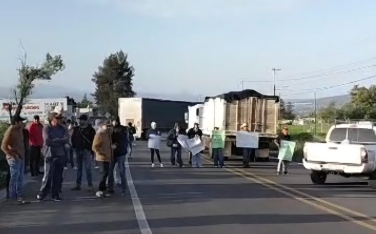 Toman carretera Los Reyes-Zamora, por paro de obra en comunidades indígenas