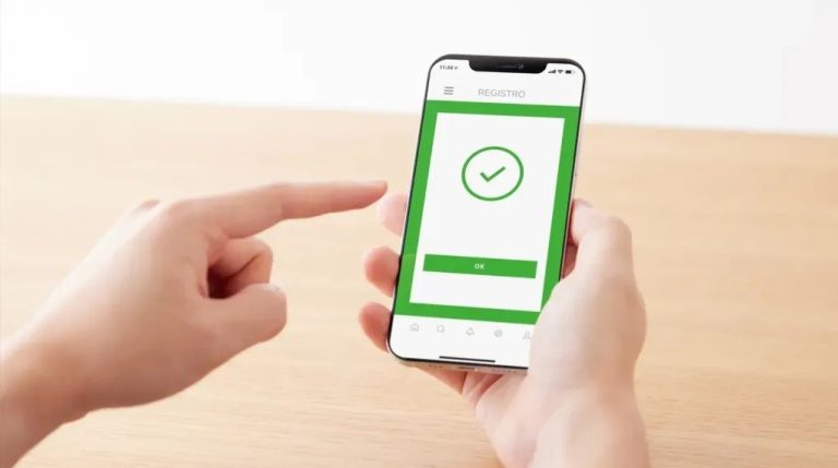Busca Alfonso Martínez opciones para registro de su teléfono celular