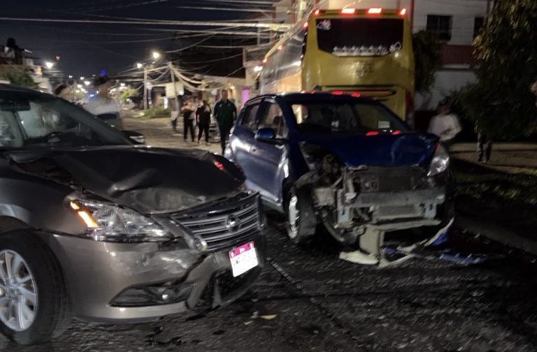 Autobús sin frenos choca contra vehículos y un poste de la CFE, en Uruapan