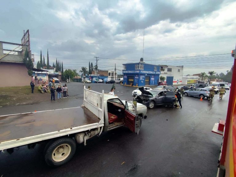 Cinco heridos deja choque entre dos vehículos en la carretera Morelia-Pátzcuaro