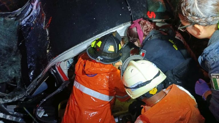 Choque de auto contra árbol deja dos muertos y un herido en la carretera Morelia-Pátzcuaro
