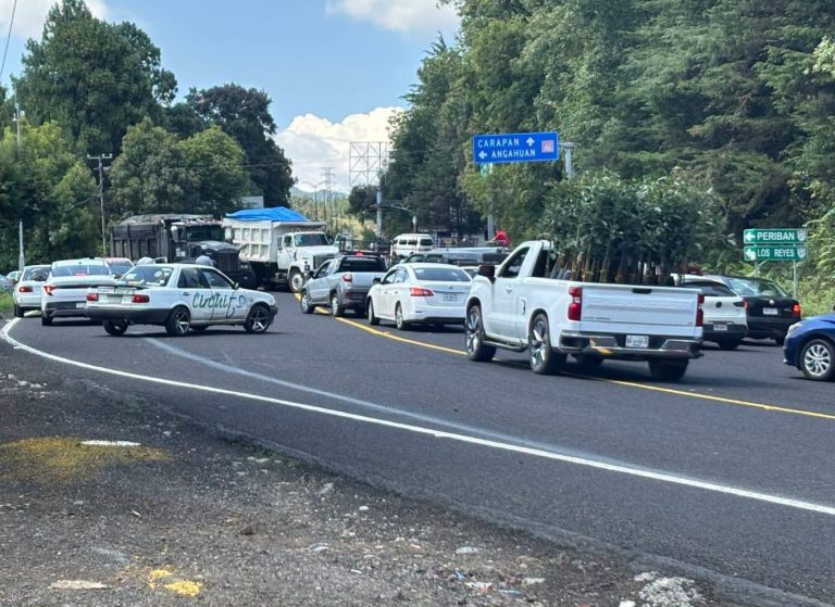 Bloquean la carretera Uruapan-Paracho; exigen búsqueda de dos desaparecidos