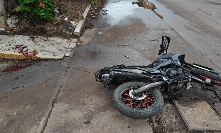 Pareja derrapa en motocicleta y queda herida, en La Piedad