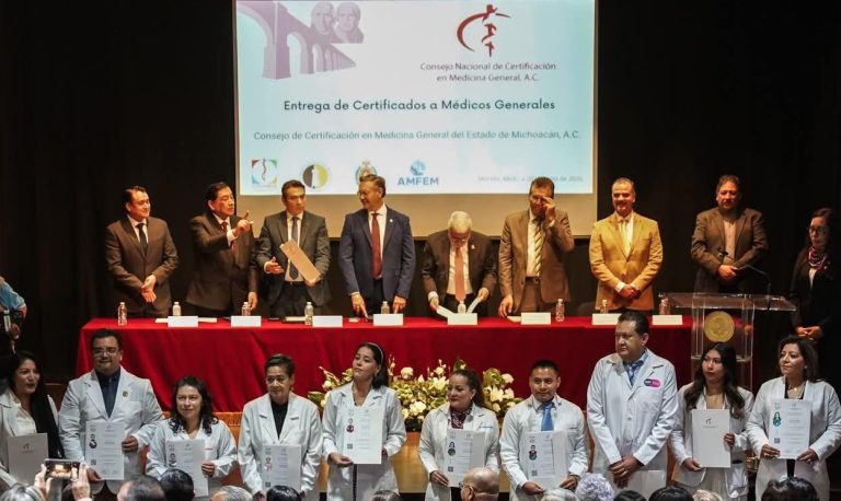 Entregan certificación y recertificación de calidad a 12 médicos michoacanos