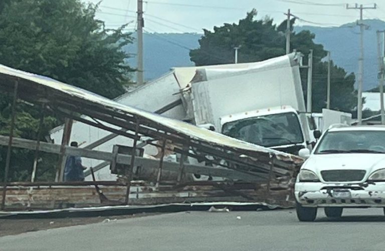 Camión sin frenos provoca espectacular accidente; hay cuantiosas pérdidas materiales