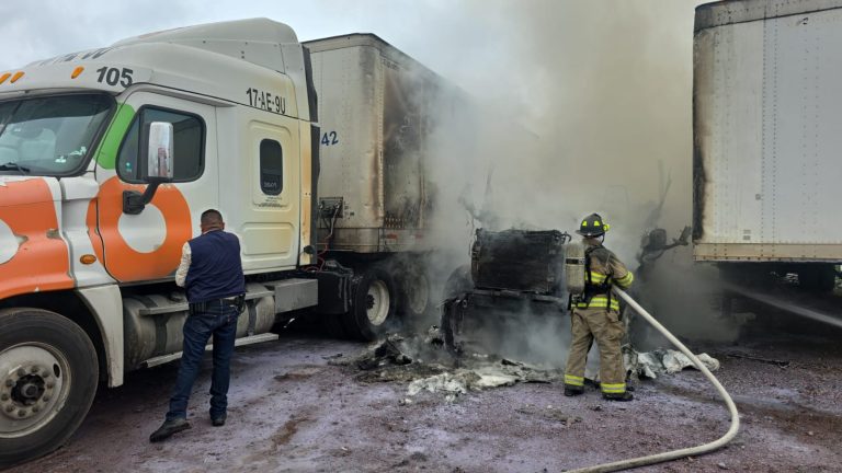 Arde tractocamión en patio de maniobras del Grupo Ortiz, en Morelia