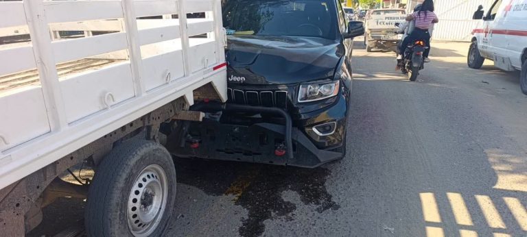 Se registra choque entre dos camionetas en Huetamo