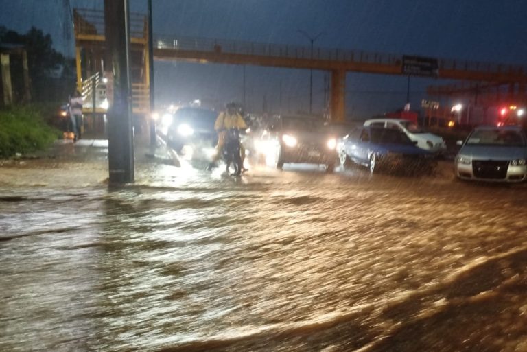 Intensa lluvia provoca inundaciones, vehículos varados y un accidente en Morelia