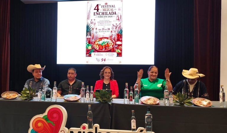 Mezcal, baile de tabla y tradición en el 94 aniversario de Turicato