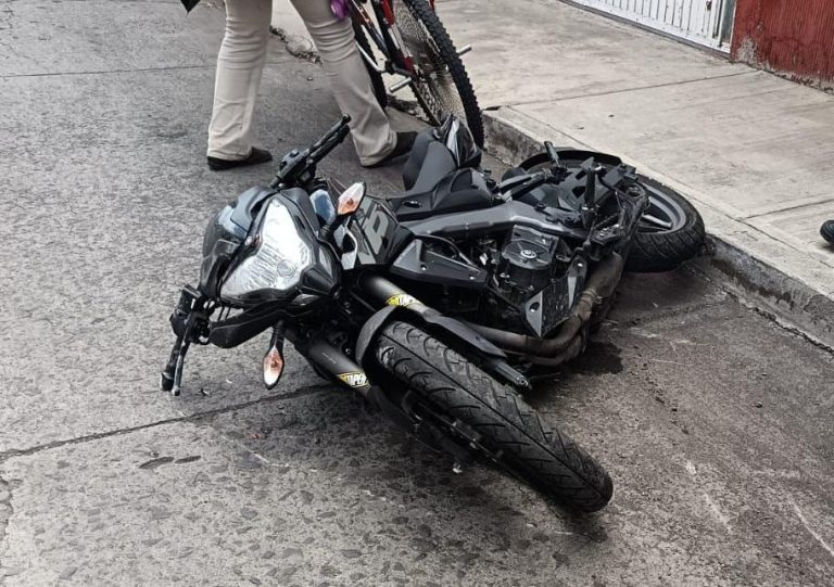 Camioneta embiste a motociclista, en Zamora