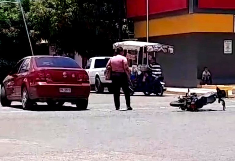 Adolescente motociclista resulta herida tras choque con automóvil en Apatzingán