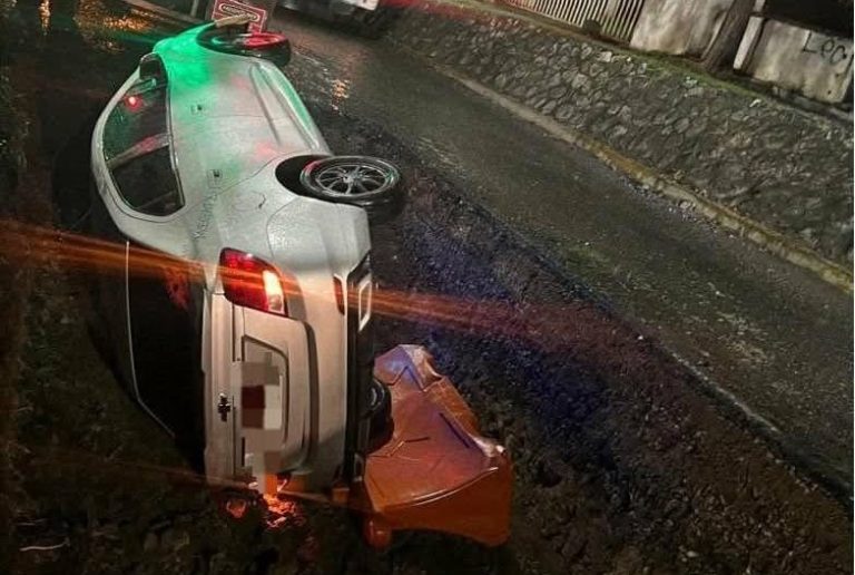 Auto cae a la excavación de una obra en la Madero Poniente de Morelia