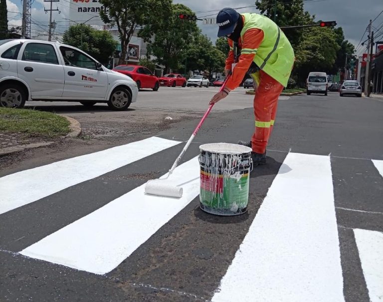 Realizan mantenimiento permanente de señalización en la ciudad
