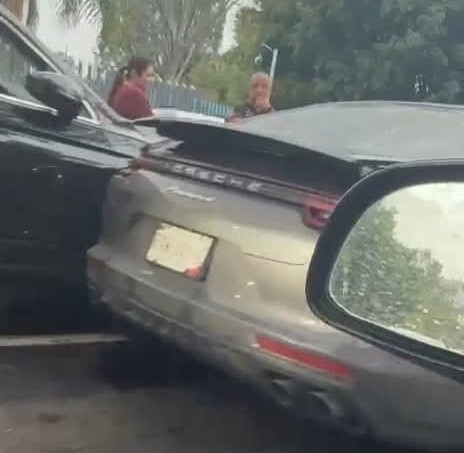 Ocurre choque entre Jetta y costoso Porsche, en Morelia