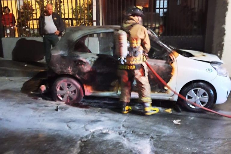 Criminales queman taxi en el Barrio Mágico de San Pedro, en Uruapan
