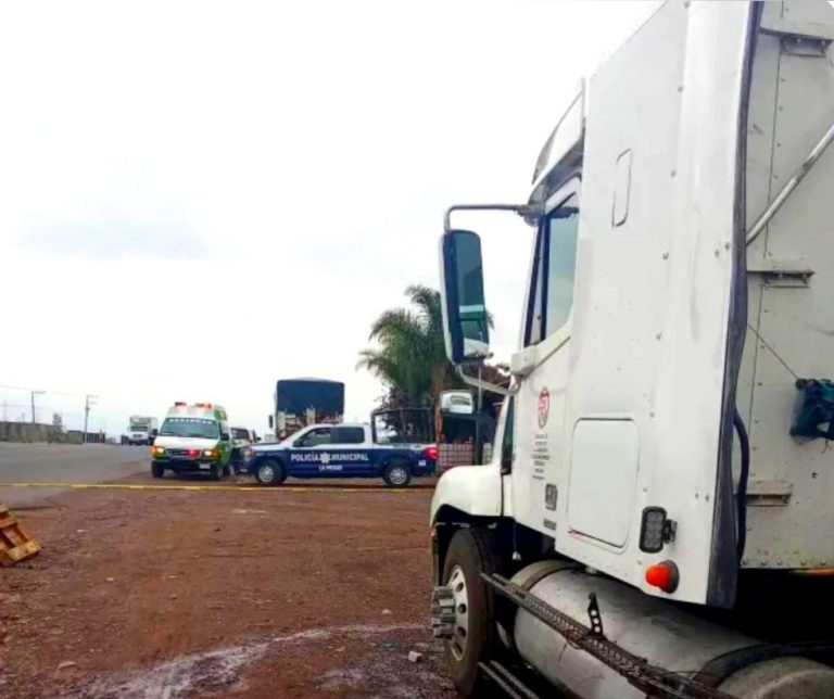 Investigan deceso de un hombre a bordo de tráiler, en La Piedad