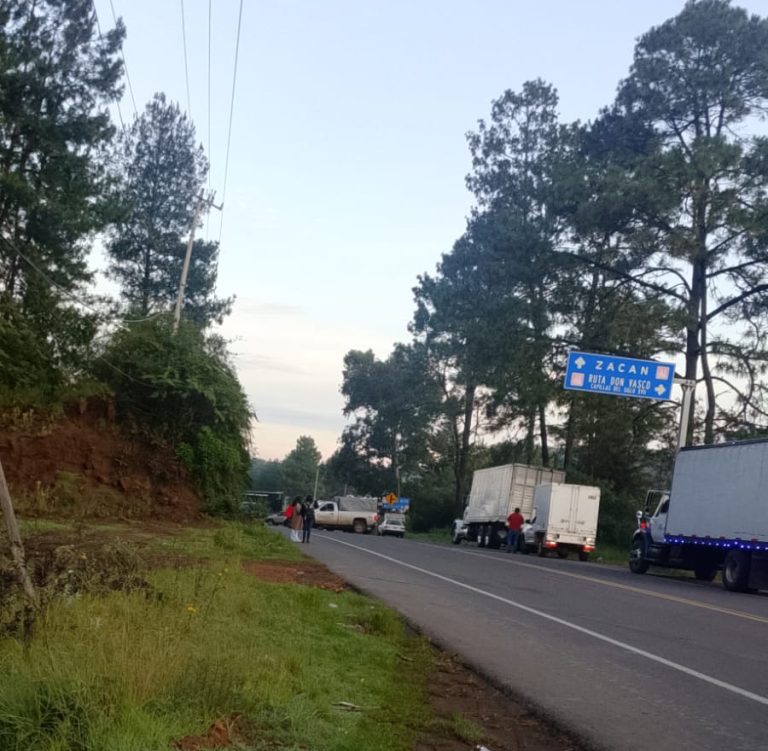 Bloqueda la carretera Uruapan–Los Reyes, por detención de un habitante de Nuevo Zirosto