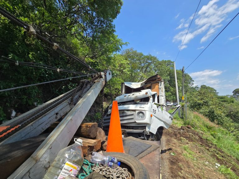 Operador salta de camión sin frenos y sobrevive; la pesada unidad cae a barranca en Tacámbaro