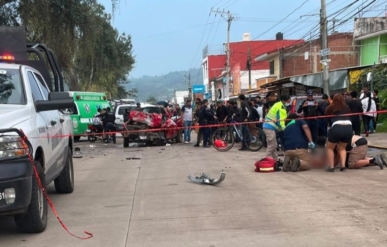 Brutal choque entre camionetas deja un muerto y 5 heridos, en Uruapan