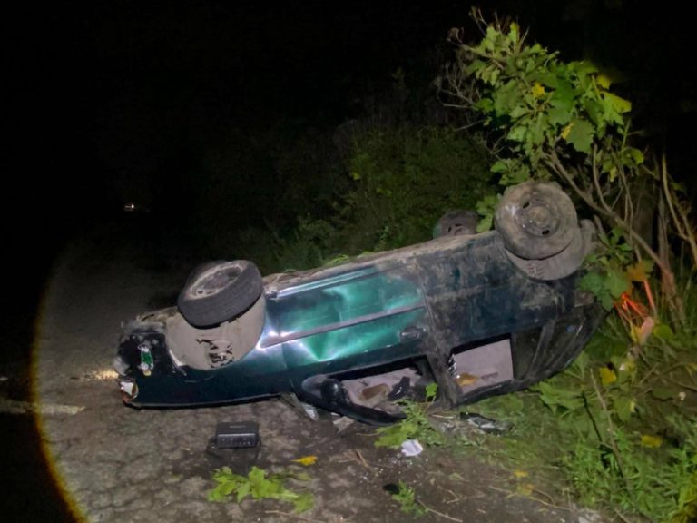 Volcadura automovilística en la carretera Zitácuaro-Toluca deja un muerto y dos heridos