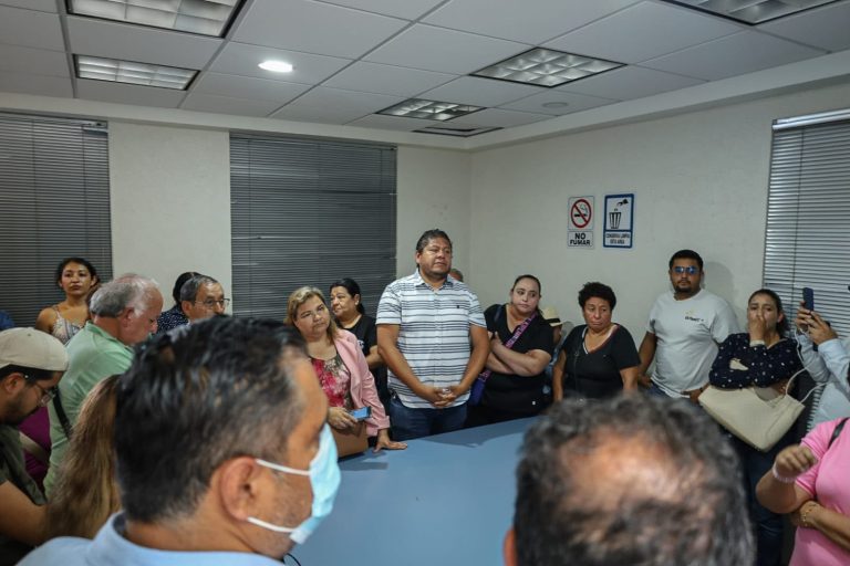 Se manifiestan vecinos de varias colonias por falta de agua