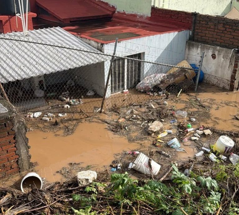 Inundación en Loma Dorada afecta 12 viviendas