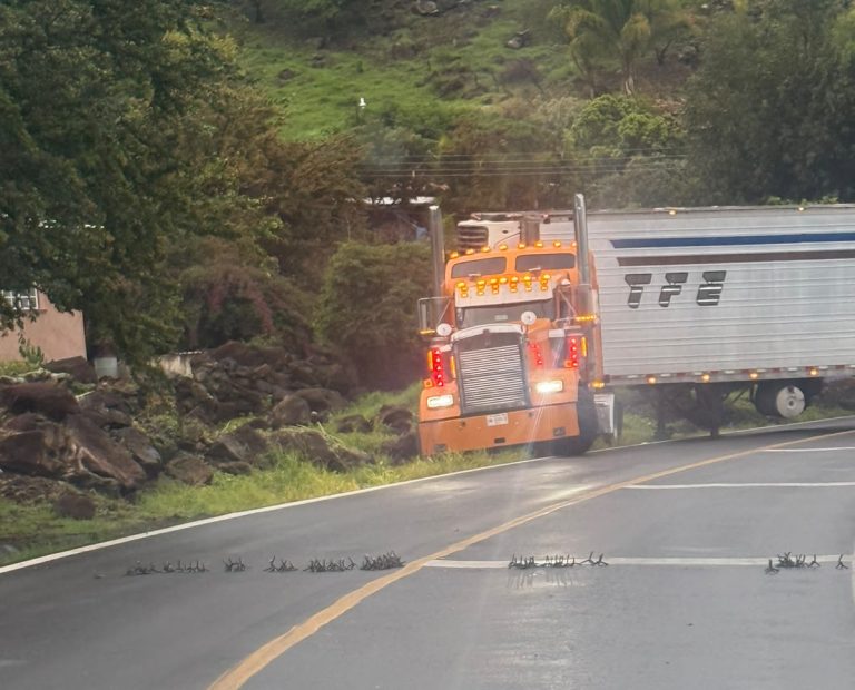 Delincuentes atacan a policias municipales de Tingüindín; hay un oficial herido por esquirlas