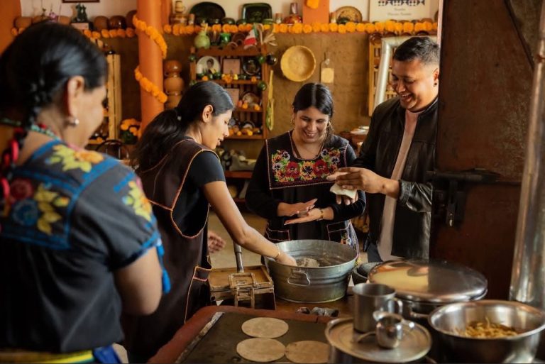 Entregan equipamiento a 84 iniciativas turísticas de Michoacán