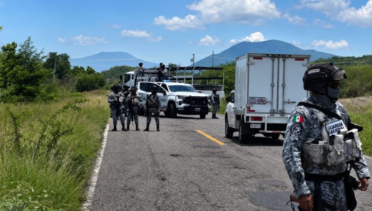 Hallan a un hombre sin vida, semidesnudo y embolsado en la carretera Apatzingán-Buenavista