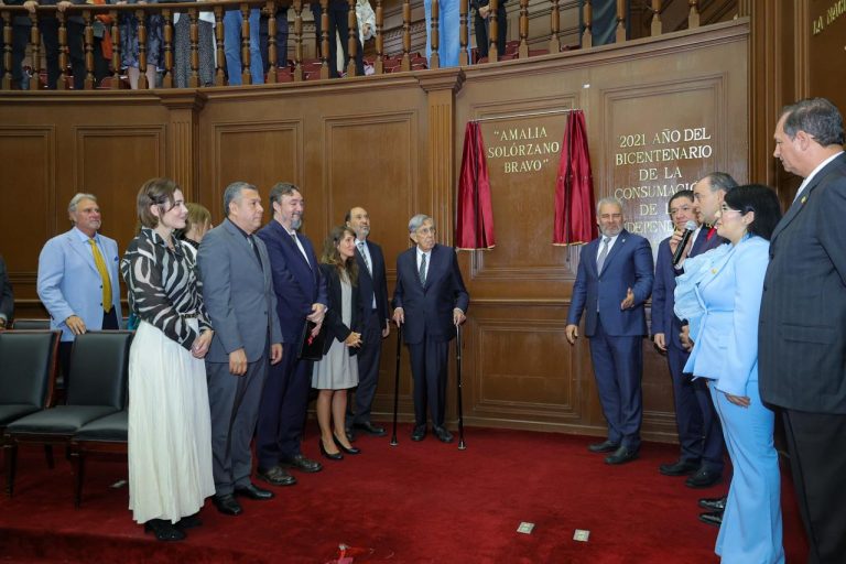 Legado de Amalia Solórzano reúne a la familia Cárdenas en sesión solemne