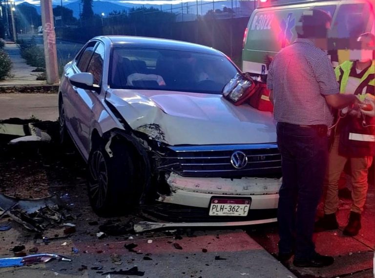 Conductor pierde el control y se estrella contra estructura de contención en Uruapan