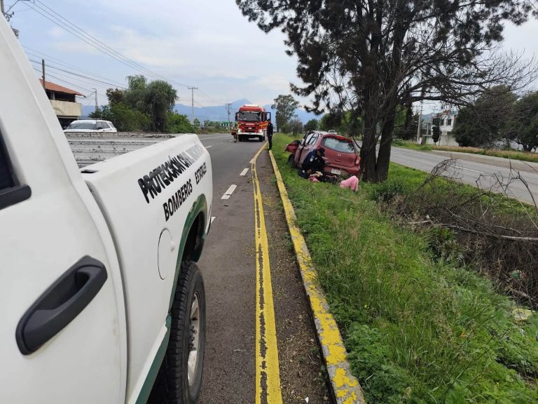 Una mujer herida tras chocar contra un árbol, en la Morelia – Pátzcuaro